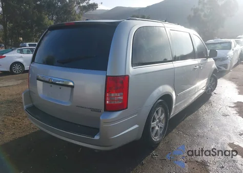 2010 Chrysler Town & Country Touring z USA, uszkodzony, nr VIN 2A4RR5D10AR300698